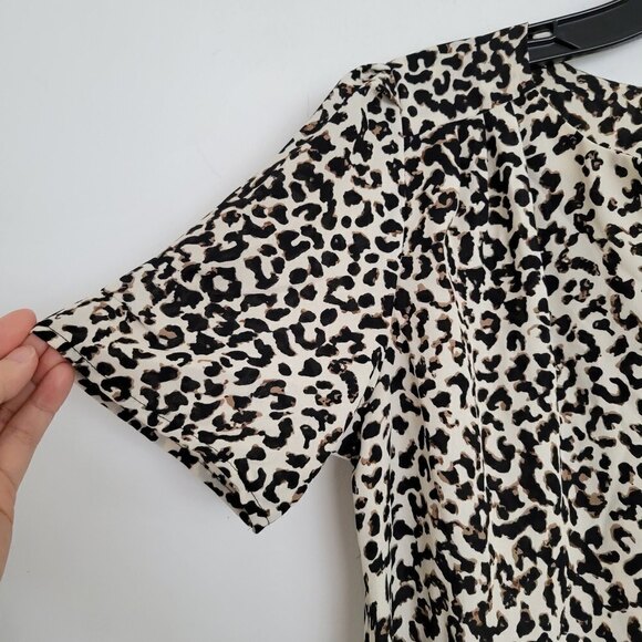19 Cooper Tan Cheetah Leopard Animal Print V Neck Short Sleeve Blouse Size Small - Picture 5 of 11